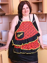 Teenage plumper demonstrates her curves in kitchen